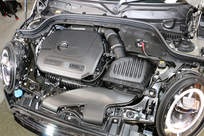 直列3気筒DOHC 1.5リッター“ツインパワー・ターボ”のガソリンエンジンは、最高出力100kW（136PS）/4500rpm、最大トルク220N･m/1480-4100rpmを発生