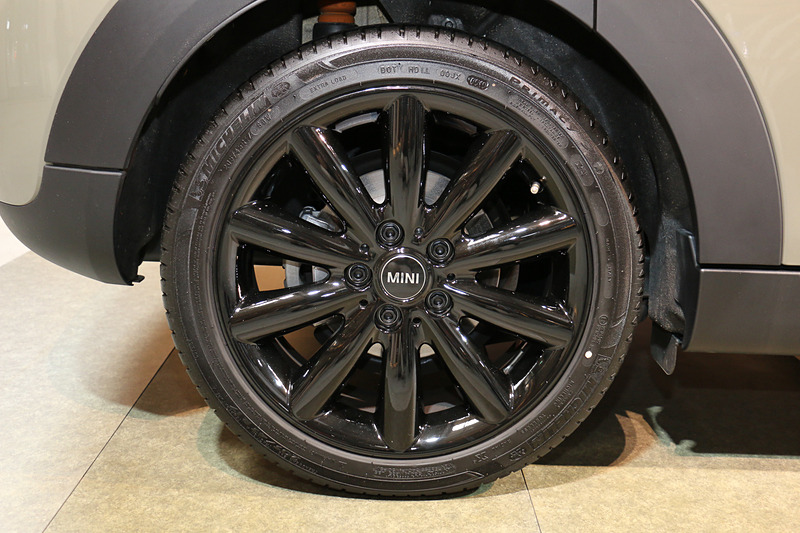 純正仕様のタイヤサイズは前後175/65 R15だが、展示車ではオプションの17インチアロイホイールに205/45 R17タイヤを組み合わせていた