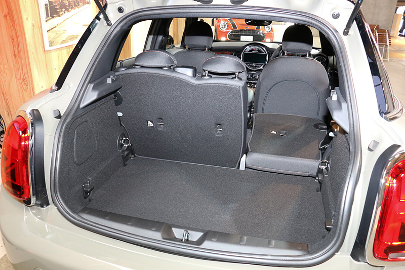 5ドアモデルのラゲッジスペース容量は278L。リアシートは6：4分割可倒式でシートバックが前方に倒れる