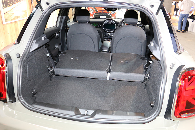 5ドアモデルのラゲッジスペース容量は278L。リアシートは6：4分割可倒式でシートバックが前方に倒れる
