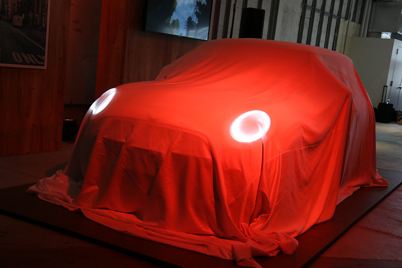 ロカ氏のプレゼンテーション後に、ステージ上の新しいMINIがアンベールされた