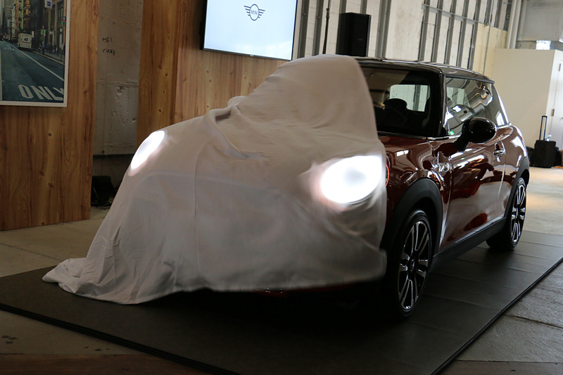 ロカ氏のプレゼンテーション後に、ステージ上の新しいMINIがアンベールされた