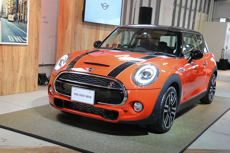 ロカ氏のプレゼンテーション後に、ステージ上の新しいMINIがアンベールされた