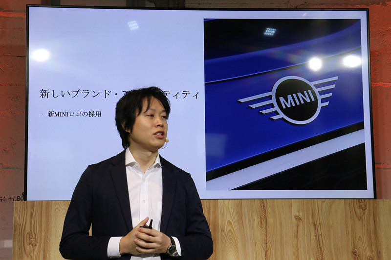 ボディやステアリングなどに設定されているロゴマークは、これまでの立体的な形状から、最新のトレンドを受けてシャープで平面的なスタイルに変更された