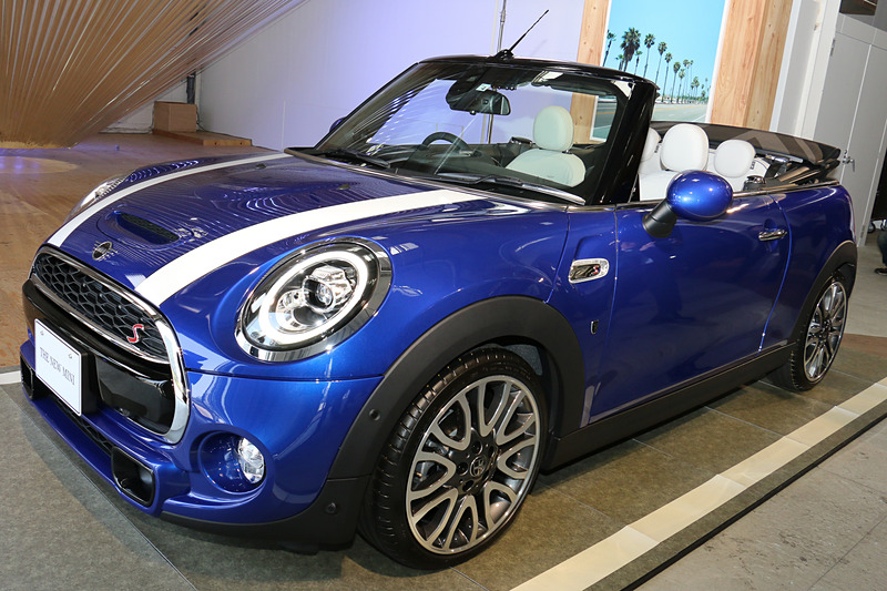 MINI クーパー S コンバーチブル。ボディカラーは新色の「スターライト・ブルー・メタリック」