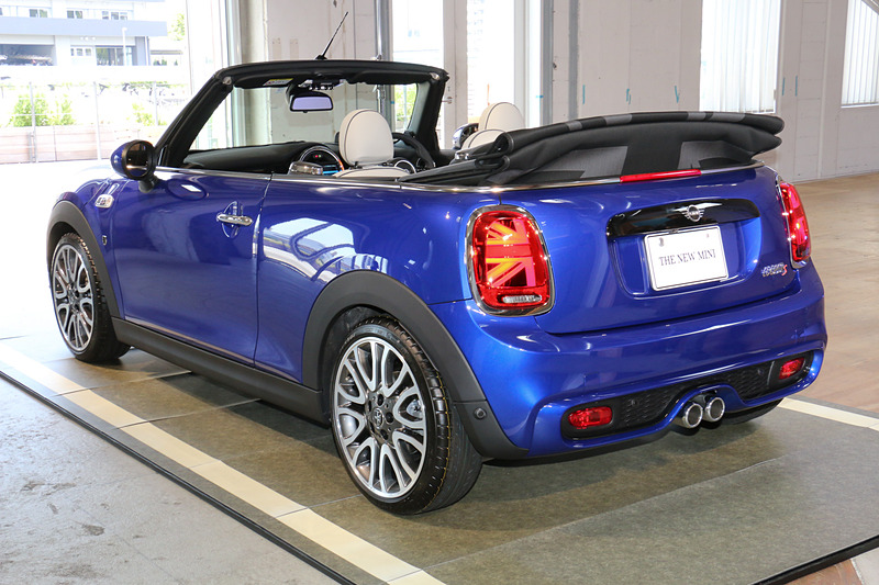 MINI クーパー S コンバーチブル。ボディカラーは新色の「スターライト・ブルー・メタリック」