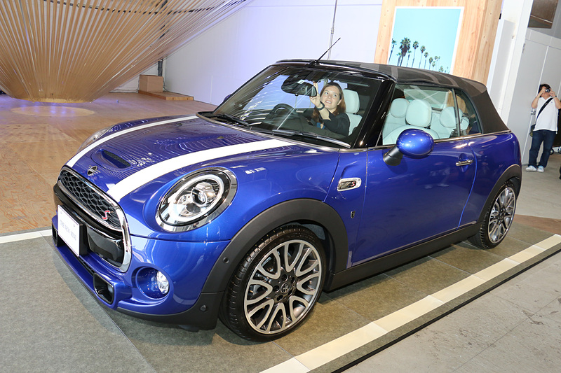 ソフトトップはオーバーヘッドコンソールに設定されたスイッチを長押しすることで開閉。最初にフロントシートのヘッドレスト上で畳まれた幌が、Z折り形状でカバー代わりになる