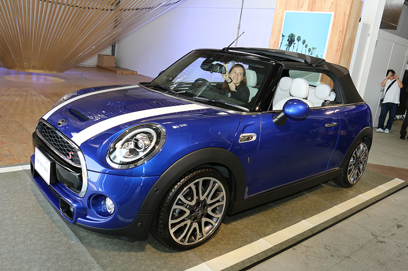 ソフトトップはオーバーヘッドコンソールに設定されたスイッチを長押しすることで開閉。最初にフロントシートのヘッドレスト上で畳まれた幌が、Z折り形状でカバー代わりになる