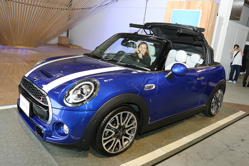 ソフトトップはオーバーヘッドコンソールに設定されたスイッチを長押しすることで開閉。最初にフロントシートのヘッドレスト上で畳まれた幌が、Z折り形状でカバー代わりになる