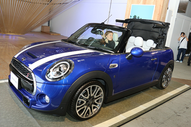 ソフトトップはオーバーヘッドコンソールに設定されたスイッチを長押しすることで開閉。最初にフロントシートのヘッドレスト上で畳まれた幌が、Z折り形状でカバー代わりになる