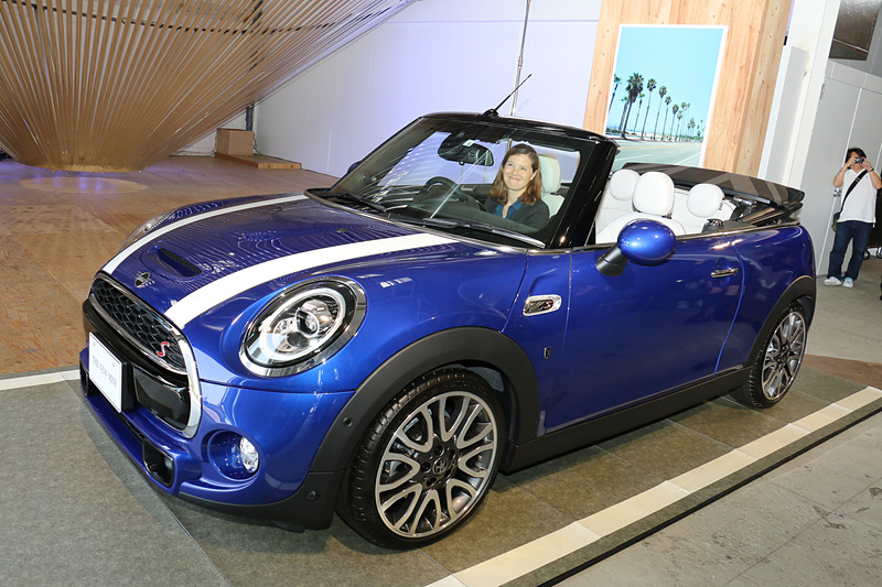 ソフトトップはオーバーヘッドコンソールに設定されたスイッチを長押しすることで開閉。最初にフロントシートのヘッドレスト上で畳まれた幌が、Z折り形状でカバー代わりになる