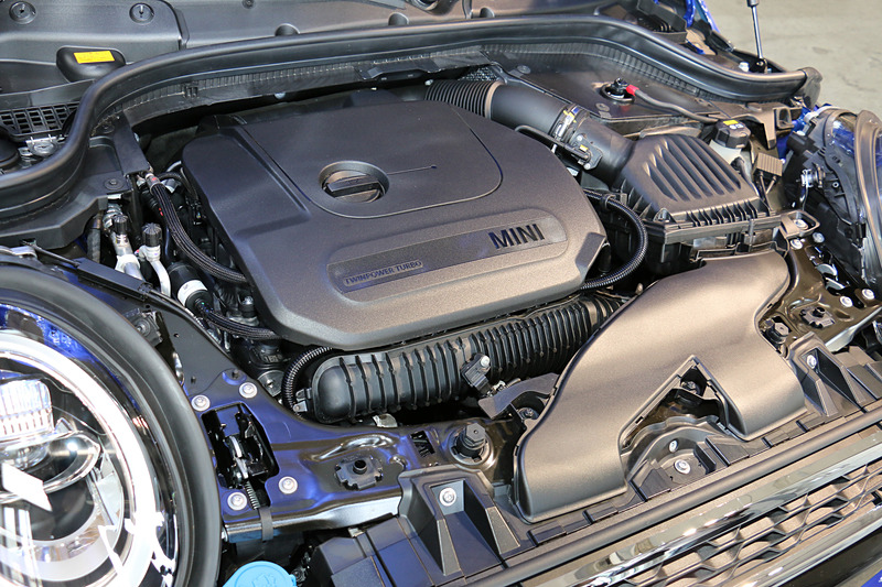 直列4気筒DOHC 2.0リッター“ツインパワー・ターボ”のガソリンエンジンは、最高出力141kW（192PS）/5000rpm、最大トルク280N･m/1350-4600rpmを発生
