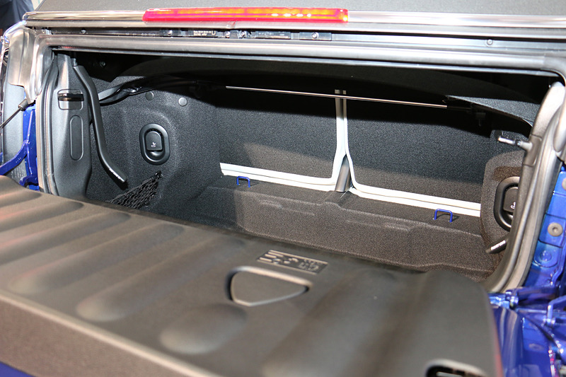 コンバーチブルのトランクリッドは下ヒンジ。トランク容量はソフトトップのクローズ時が215L、オープン時が160L