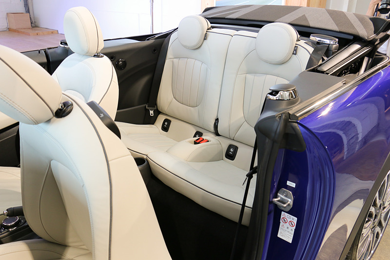 リアシートが2人掛けの4人乗り