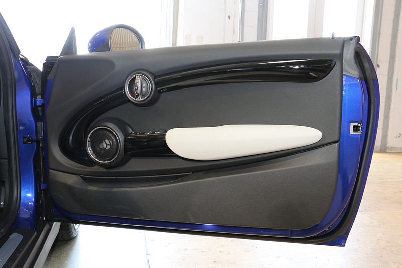 ドアのインナーハンドルやスピーカーに、MINIのデザインテーマであるオーバルが使われている