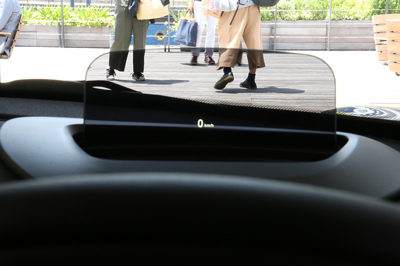 コンバイナ式の「ヘッドアップディスプレイ」はオプション装備