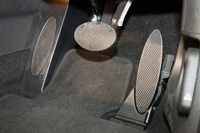 ペダル類もオーバルデザイン。アクセルペダルはオルガン式となっている