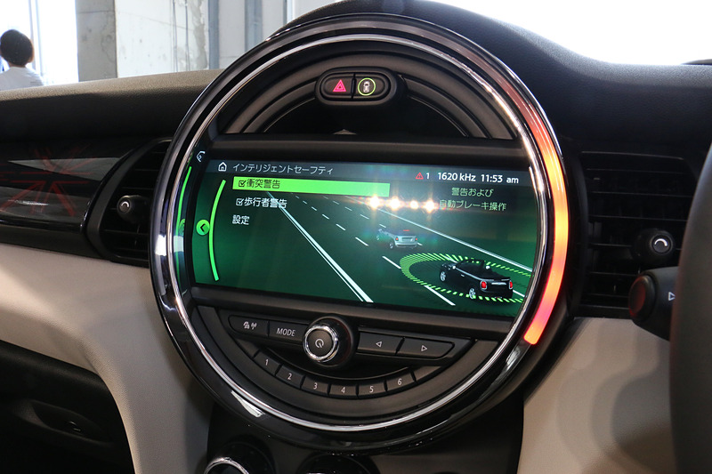 センター・ディスプレイはカーナビの地図表示のほか、「ドライビング・アシスト」の設定変更なども行なえる