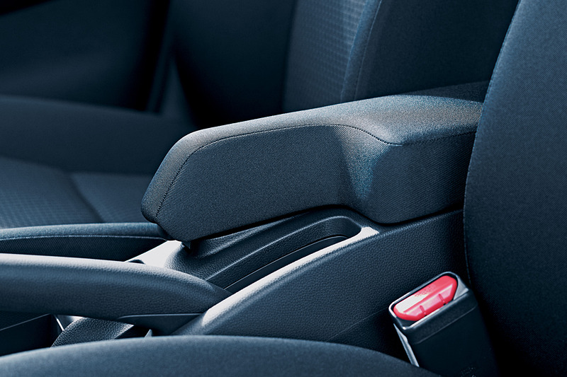 「アームレスト付センターコンソールボックス」は13G・F コンフォートエディションに搭載