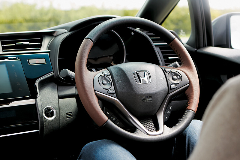 本革巻ステアリングホイールやインテリア コンビシートが落ち着いたブラウンとなる「プレミアムブラウン・インテリア」をオプション設定