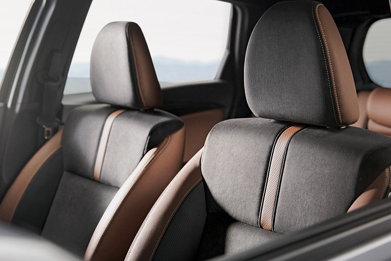 本革巻ステアリングホイールやインテリア コンビシートが落ち着いたブラウンとなる「プレミアムブラウン・インテリア」をオプション設定