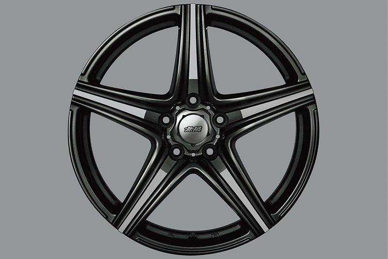 18インチアルミホイール「MDJ」はブラッククリアミラーフェイス（左）とダークガンメタリックミラーフェイス（右）の2種類があり、価格はそれぞれ4万5360円/本