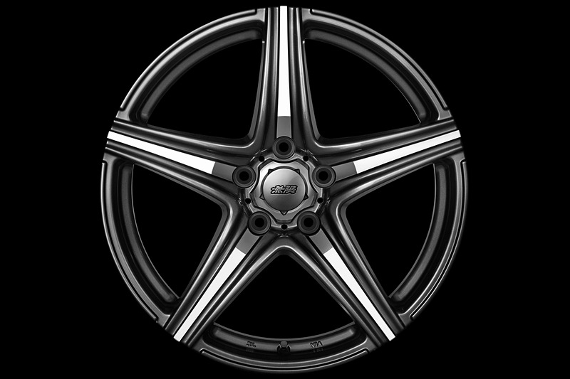 18インチアルミホイール「MDJ」はブラッククリアミラーフェイス（左）とダークガンメタリックミラーフェイス（右）の2種類があり、価格はそれぞれ4万5360円/本