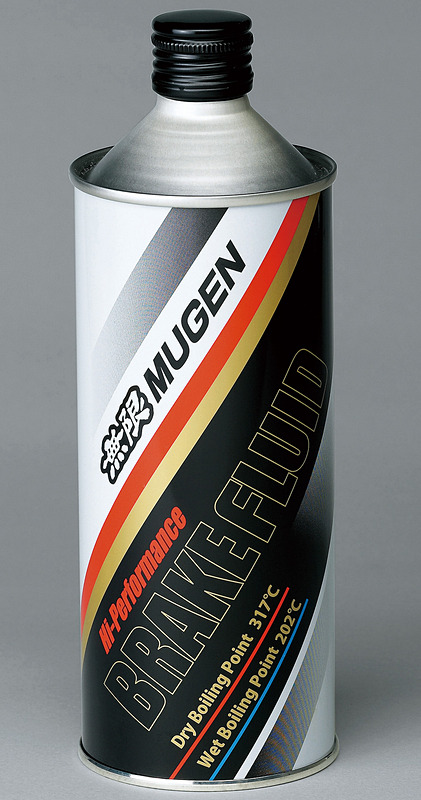 ドライ沸点317℃、ウェット沸点202℃の「ハイパフォーマンスブレーキフルード」（3240円）