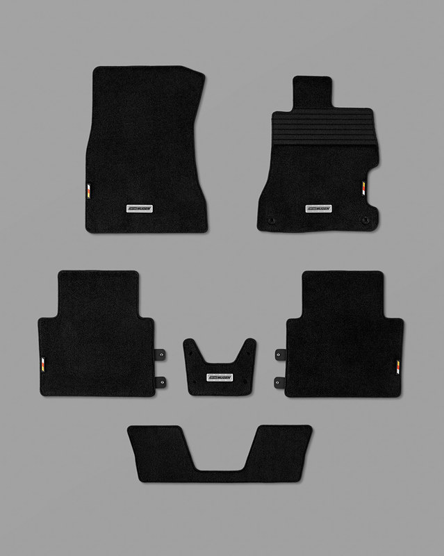 「スポーツマット」は5人乗り仕様車用（左）、6人乗り仕様車用（右）のどちらも4万2120円