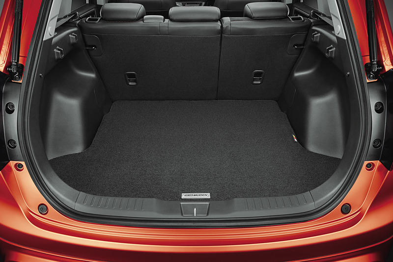 ラゲッジスペースのフロアを保護する5人乗り仕様車用「スポーツラゲッジマット」（1万6200円）