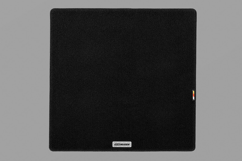 ラゲッジスペースのフロア用を保護する6人乗り仕様車用「スポーツラゲッジマット」（1万800円）