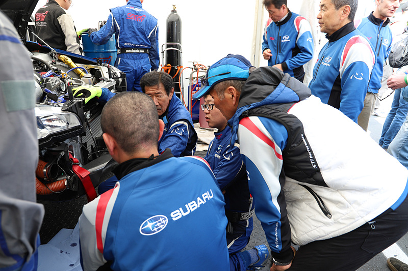 マシンの状態をチェックする辰己総監督