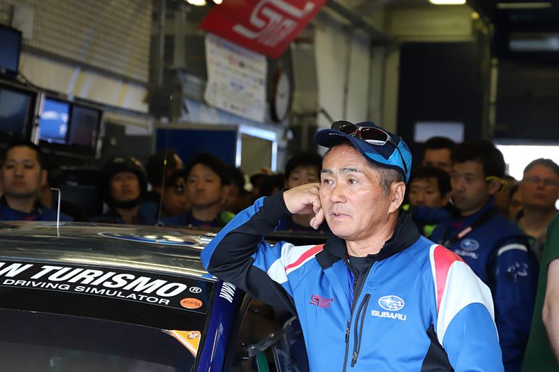 決勝レース開始前、辰己総監督は真剣なまなざしをしていた