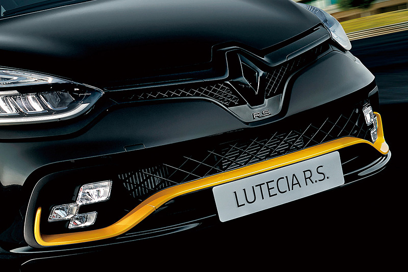 「F1タイプエアインテークブレード」「R.S.ロゴ＆シリアルナンバー入りキッキングプレート」や「フロントドアデカール（R.S.18ロゴ入り）」「ルーフデカール（トライアングル＆R.S.ロゴ）」などの専用装備を装着