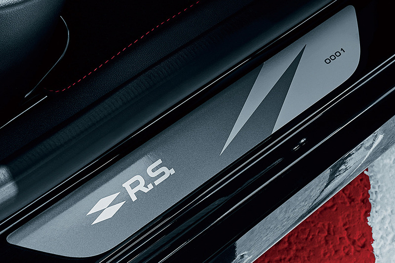 「F1タイプエアインテークブレード」「R.S.ロゴ＆シリアルナンバー入りキッキングプレート」や「フロントドアデカール（R.S.18ロゴ入り）」「ルーフデカール（トライアングル＆R.S.ロゴ）」などの専用装備を装着