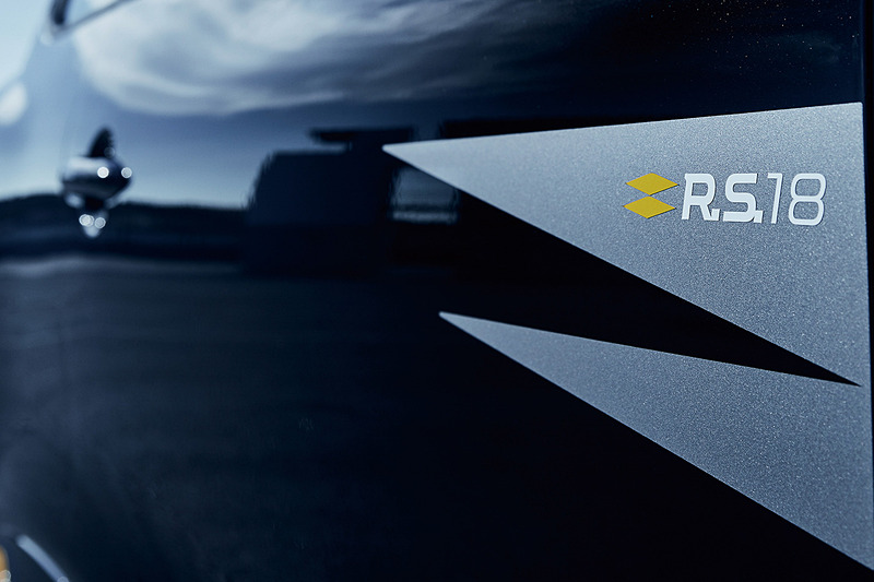 「F1タイプエアインテークブレード」「R.S.ロゴ＆シリアルナンバー入りキッキングプレート」や「フロントドアデカール（R.S.18ロゴ入り）」「ルーフデカール（トライアングル＆R.S.ロゴ）」などの専用装備を装着