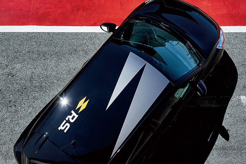 「F1タイプエアインテークブレード」「R.S.ロゴ＆シリアルナンバー入りキッキングプレート」や「フロントドアデカール（R.S.18ロゴ入り）」「ルーフデカール（トライアングル＆R.S.ロゴ）」などの専用装備を装着