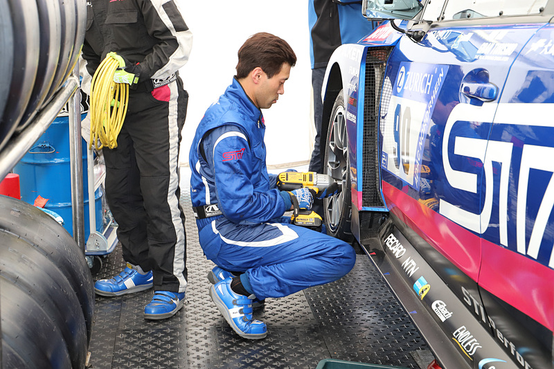 赤旗で決勝レースが中断し、リスタート後に発生したトラブルを解決したのはディーラーメカニックたちの力だった