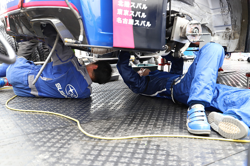 赤旗で決勝レースが中断し、リスタート後に発生したトラブルを解決したのはディーラーメカニックたちの力だった