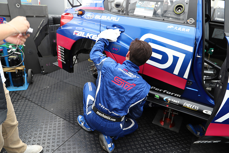 赤旗で決勝レースが中断し、リスタート後に発生したトラブルを解決したのはディーラーメカニックたちの力だった