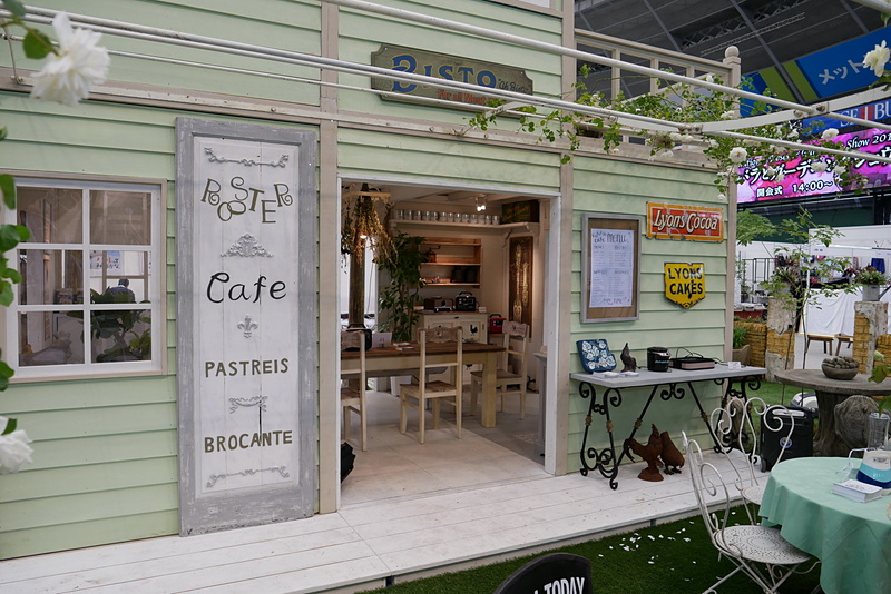 古めかしさを醸し出す装飾が施され、お洒落な印象のブースとなっている