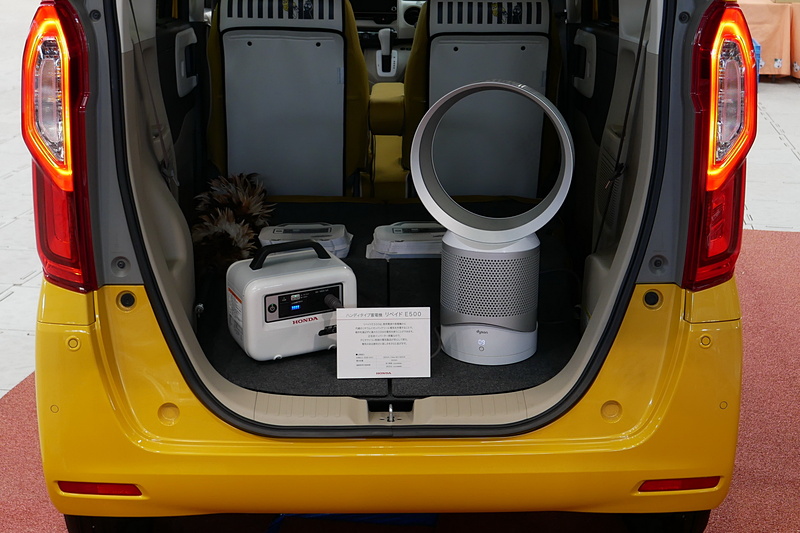 建物の周囲には、リベイド E500の利用を提案する内容の展示が多く見られる