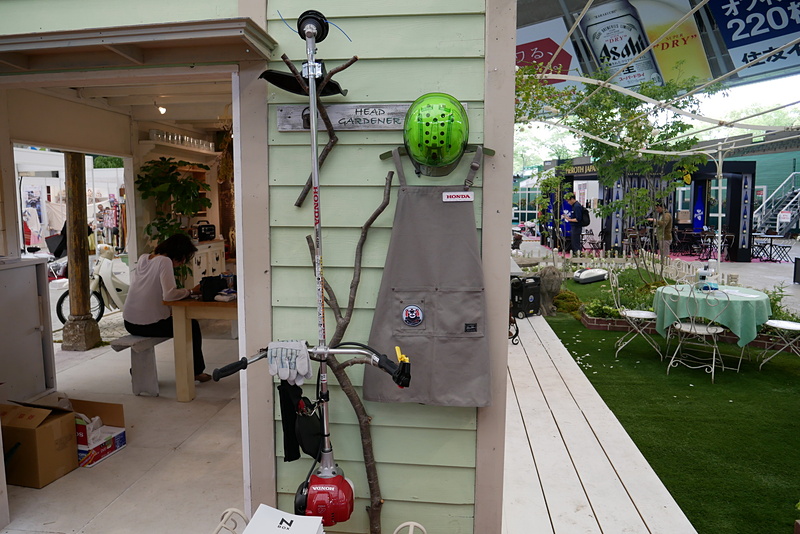 4ストローク刈払機「UMK425H」は、壁に掛けた状態で展示