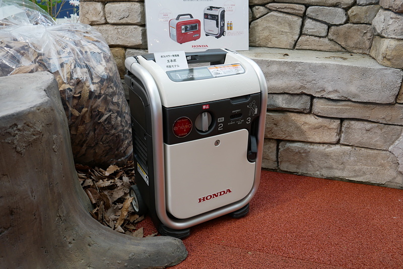 カセットガスを利用する発電機「エネポ EU9iGB」も展示している