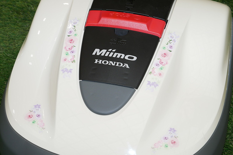 ミーモはバラのステッカーで装飾されている