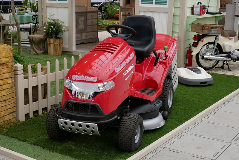 4月6日に発売された乗用芝刈機「HF2417」