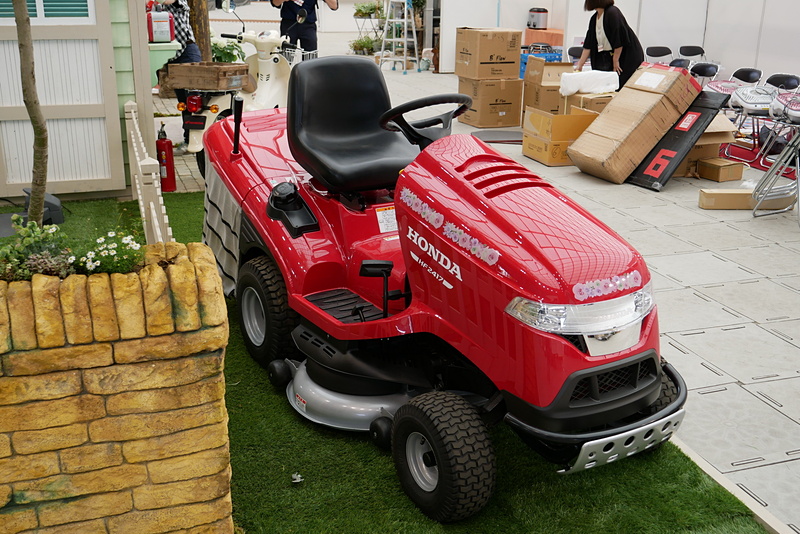 HF2417は業務用の芝刈機で、乗車して芝刈を行なう仕様。ブースでは展示車への体験乗車も可能だ。