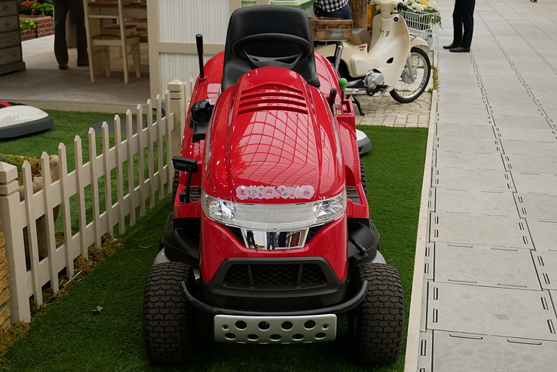 HF2417は業務用の芝刈機で、乗車して芝刈を行なう仕様。ブースでは展示車への体験乗車も可能だ。