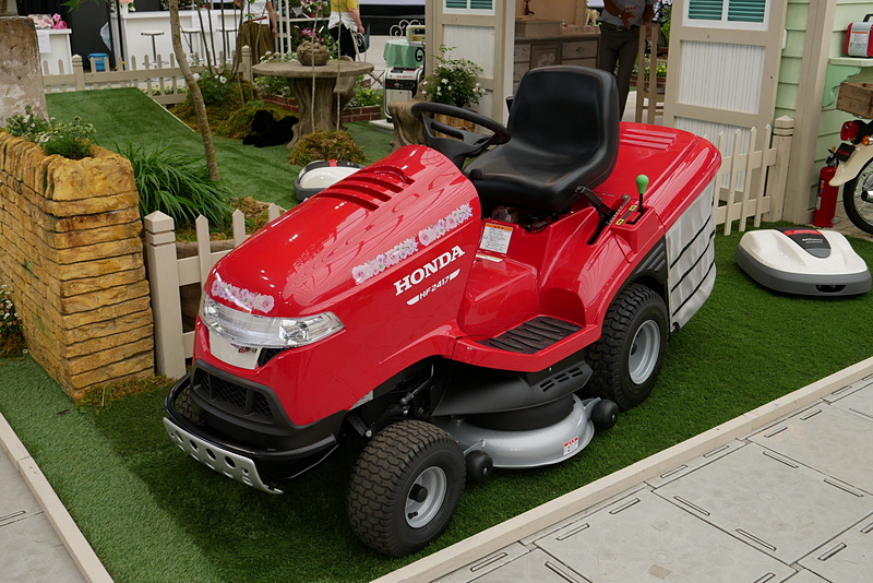 HF2417は業務用の芝刈機で、乗車して芝刈を行なう仕様。ブースでは展示車への体験乗車も可能だ。