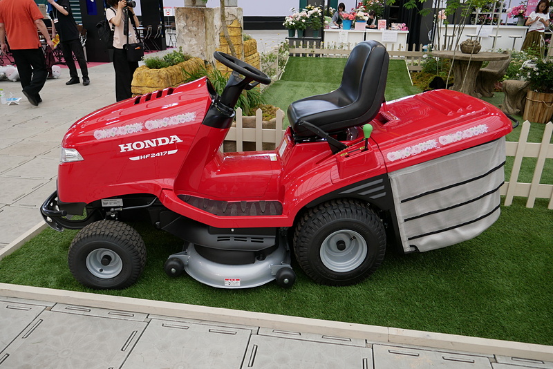 HF2417は業務用の芝刈機で、乗車して芝刈を行なう仕様。ブースでは展示車への体験乗車も可能だ。